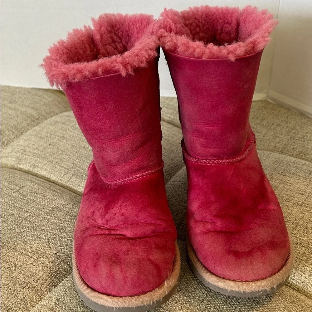 UGG GIRLS BAILY BOW PINK PULL ON SUEDE BOOTS SIZE GIRLS 2